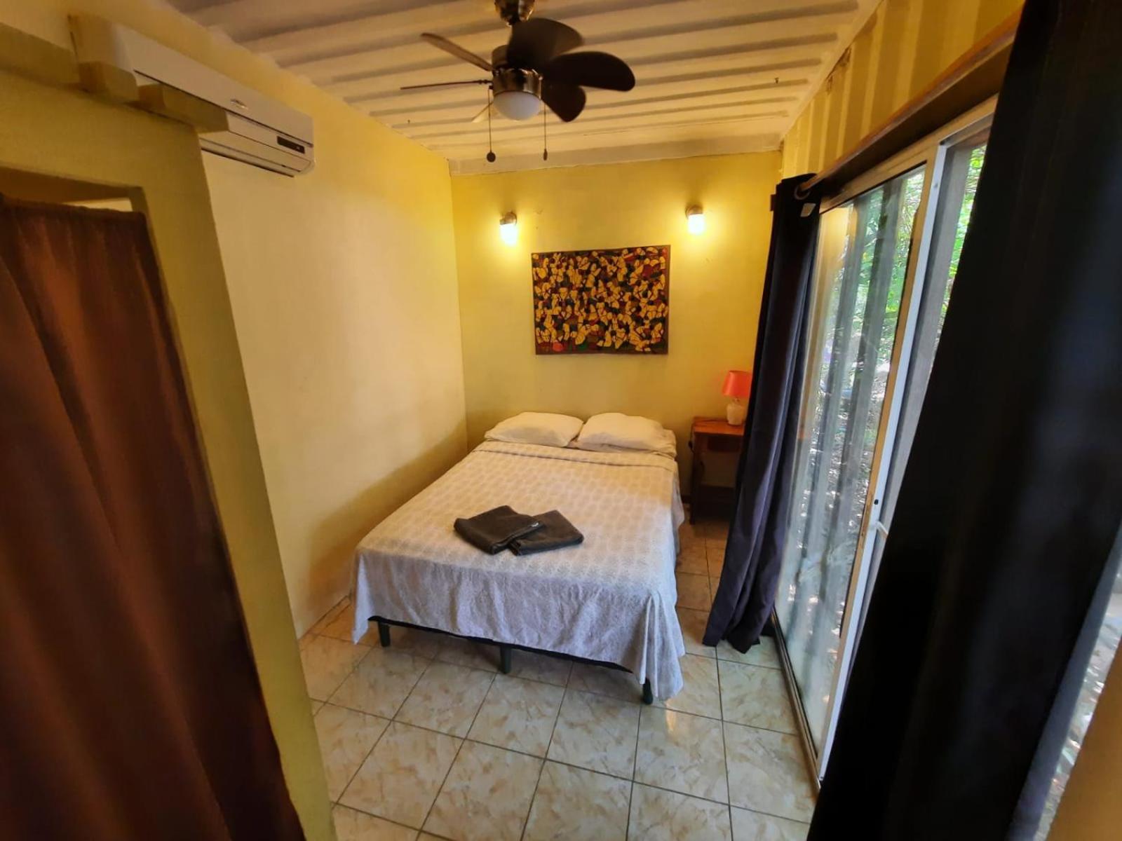 Roatan Backpackers' Hostel Sandy Bay Exteriér fotografie